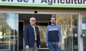 Deux hommes devant le bâtiment d'une chambre d'agriculture