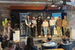 Un groupe de personnes sur une estrade