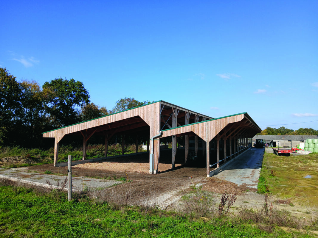 Vue du bâtiment, côté sud, en été.
