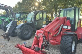 parc occasion chez un concessionnaire de matériel agricole