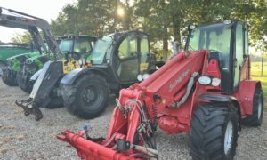 parc occasion chez un concessionnaire de matériel agricole