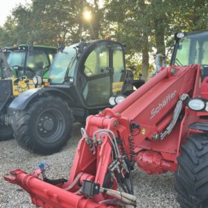 parc occasion chez un concessionnaire de matériel agricole