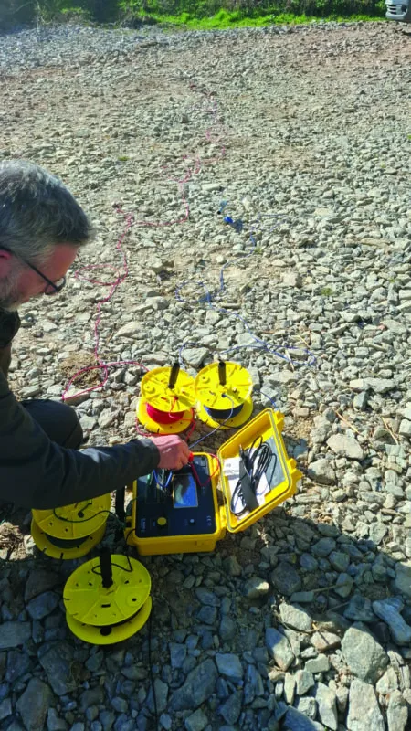 Mesure de la résistivité du sol à l’aide d’un omhètre.