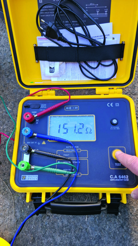 Vue sur l’écran d’un ohmètre lors de la mesure de résistivité d’un sol.