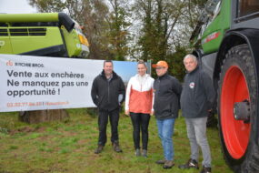 Quatre personnes devant du matériel argicole