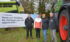 Quatre personnes devant du matériel argicole