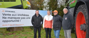 Quatre personnes devant du matériel argicole