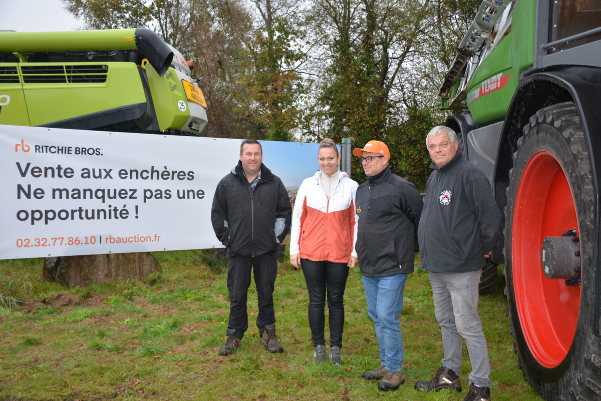 Quatre personnes devant du matériel argicole - Illustration Du matériel d’occasion aux enchères, en ligne