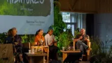 Des personnes assises pour une table ronde