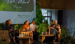 Des personnes assises pour une table ronde