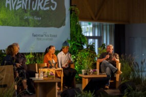 Des personnes assises pour une table ronde