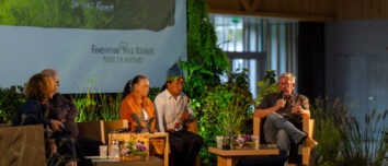 Des personnes assises pour une table ronde