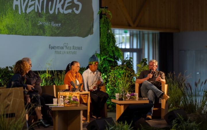 Des personnes assises pour une table ronde