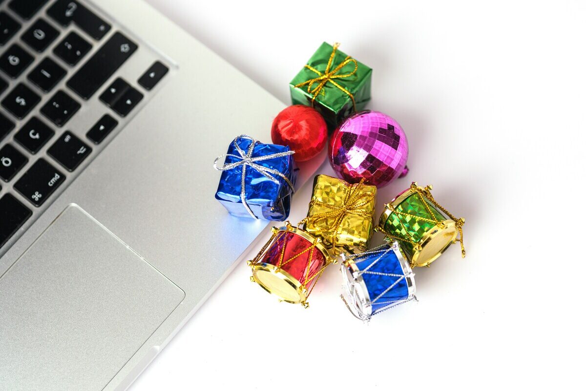 Un clavier d'ordinateur avec des minis cadeaux emballés avec du papier brillant de couleur - Illustration Des compléments de rémunération exonérés de charge