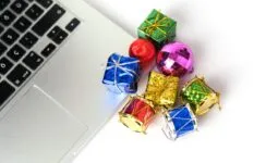 Un clavier d'ordinateur avec des minis cadeaux emballés avec du papier brillant de couleur