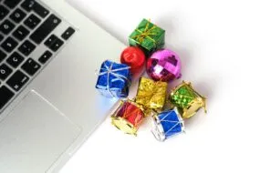 Un clavier d'ordinateur avec des minis cadeaux emballés avec du papier brillant de couleur