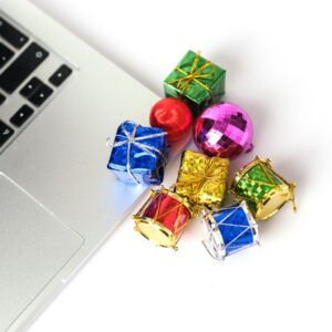 Un clavier d'ordinateur avec des minis cadeaux emballés avec du papier brillant de couleur