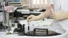 Gros plan sur une personne en train de faire des tests dans un laboratoire