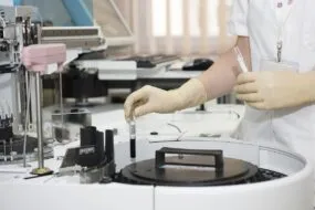 Gros plan sur une personne en train de faire des tests dans un laboratoire