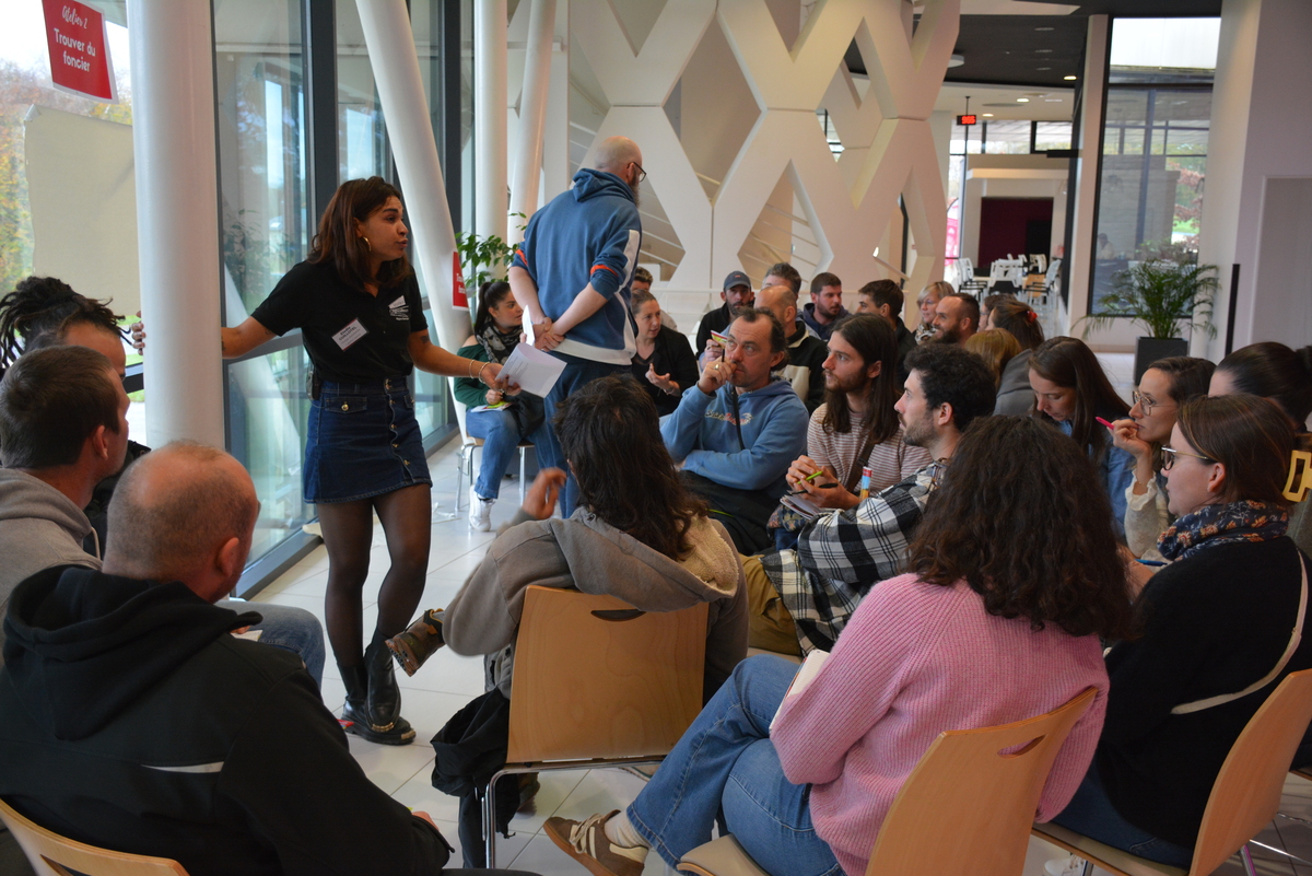 un groupe de personnes face à une exposante sur un salon - Illustration Plus de 150 élèves au forum des JA