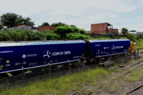 Une voie de chemin de fer au Brésil avec un train de marchandises