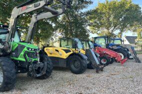 Du matériel de manutention aligné dans un parc ombragé