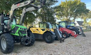 Du matériel de manutention aligné dans un parc ombragé