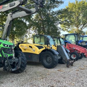 Du matériel de manutention aligné dans un parc ombragé