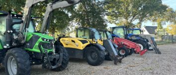 Du matériel de manutention aligné dans un parc ombragé