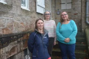 Des femmes devant une maison