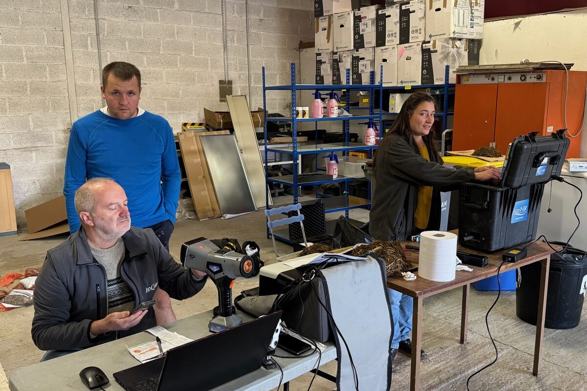 Deux hommes et une femme réalisant des analyses de fourages grâce à des appareils - Illustration Énergie ruminale et azote avec les maïs 2025 