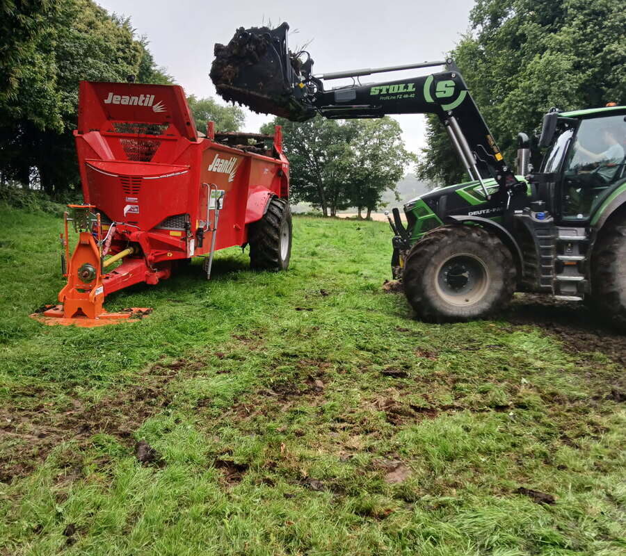 chantier d'épandage de fumier - Illustration Un attelage express pour l’épandeur