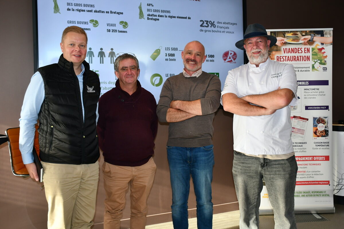 Des hommes devant un affichage - Illustration Quelle viande en restauration collective ?