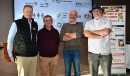 Des hommes devant un affichage