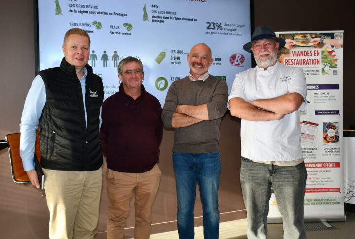 Des hommes devant un affichage