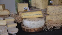 Un étal de fromages