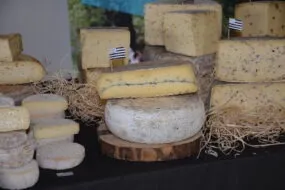 Un étal de fromages