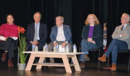 Cinq personnes à une tribune