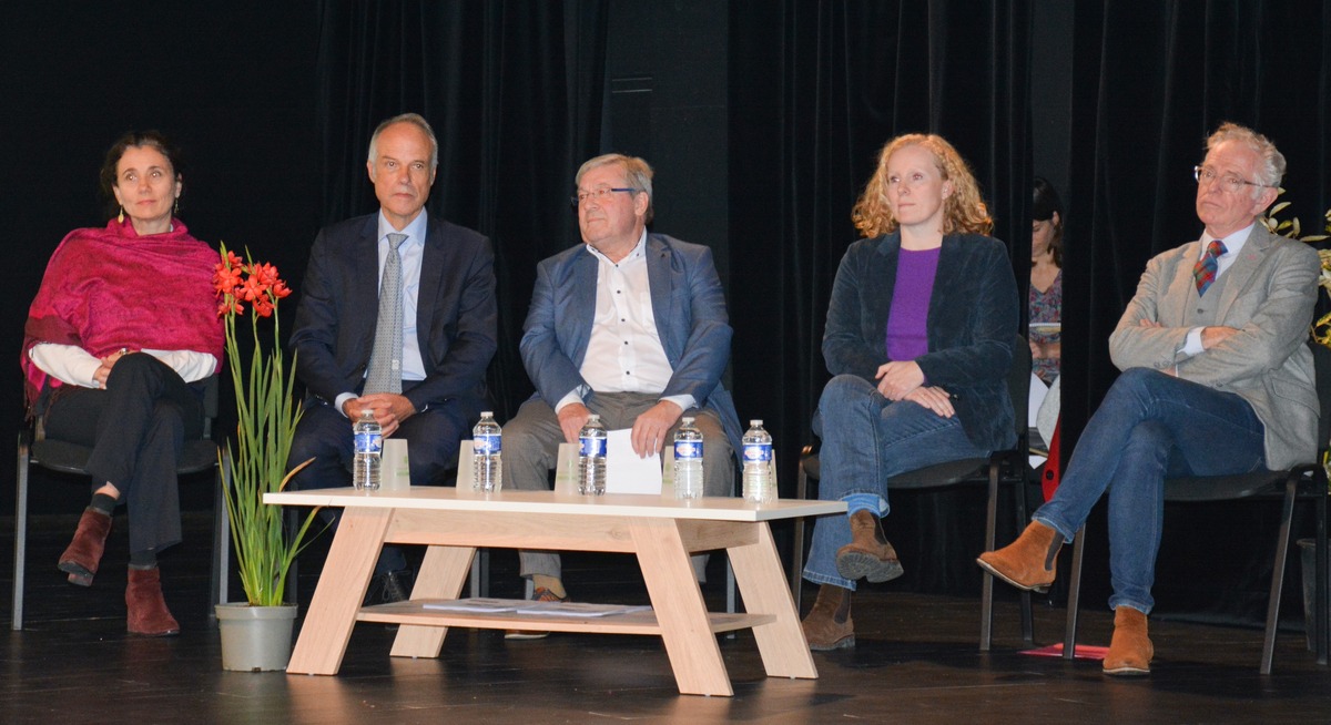 Cinq personnes à une tribune - Illustration La rigueur scientifique  au secours de l’agriculture