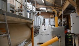 Un système de fabrication d'aliment à la ferme dans un élevage de porc