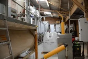 Un système de fabrication d'aliment à la ferme dans un élevage de porc