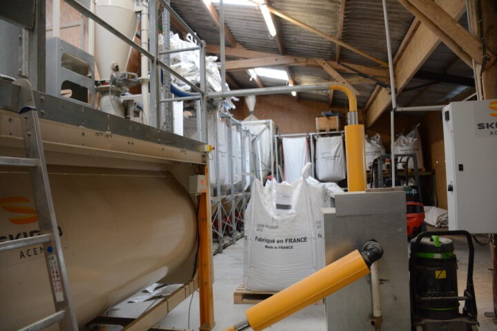 Un système de fabrication d'aliment à la ferme dans un élevage de porc