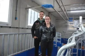 Une femme et un homme dans une maternité porcine