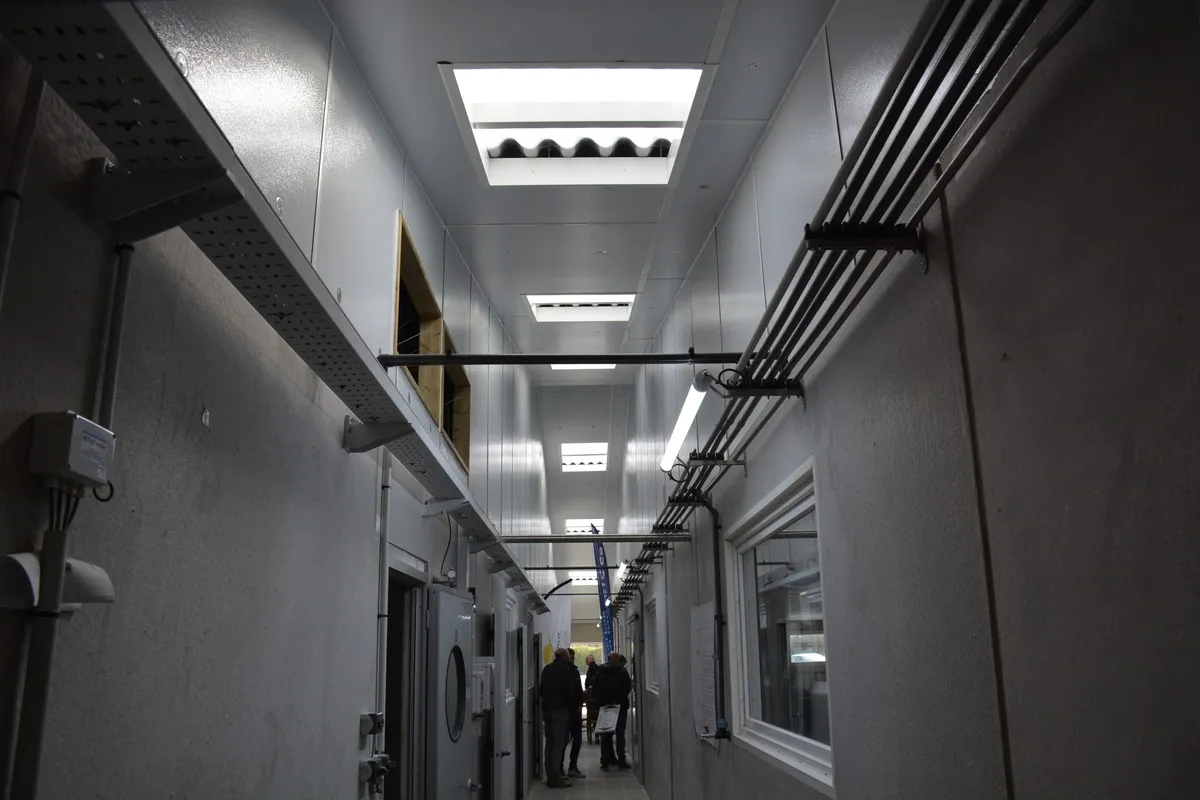 Un puits de lumière permet d'apporter de la lumière naturelle dans le couloir.