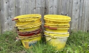 Des seaux sales entassés