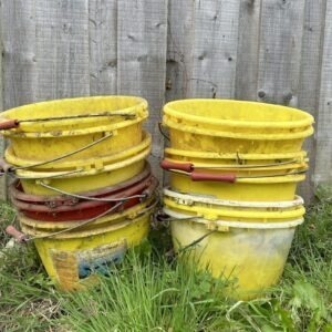 Des seaux sales entassés