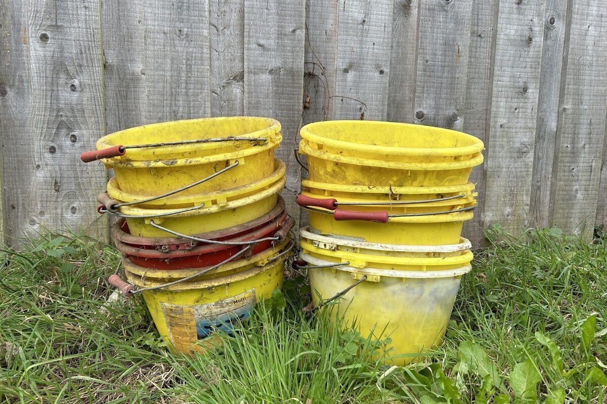 Des seaux sales entassés - Illustration En 2028, 60 % des sacs d’aliments recyclés