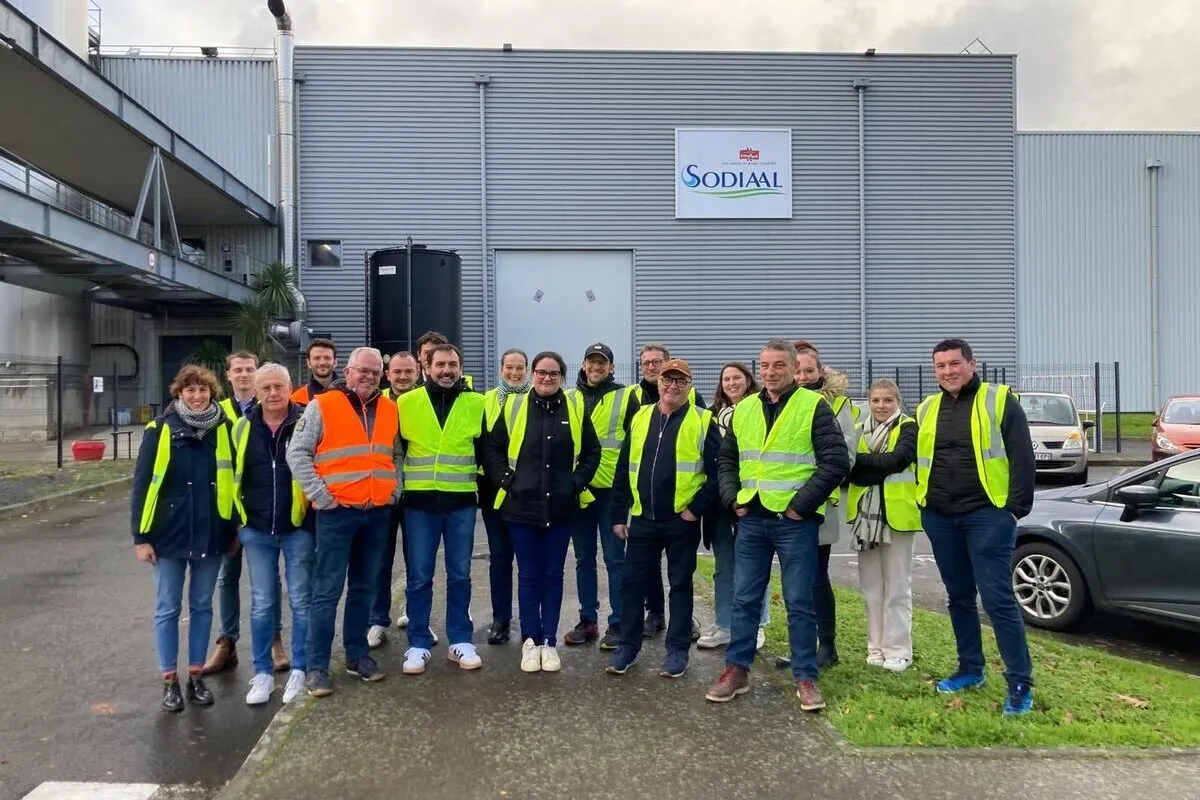 Des personnes avec gilets jaunes devant la laiterie - Illustration La Montbéliarde, atout pour l’industrie laitière