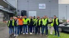 Des personnes avec gilets jaunes devant la laiterie