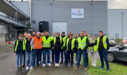 Des personnes avec gilets jaunes devant la laiterie